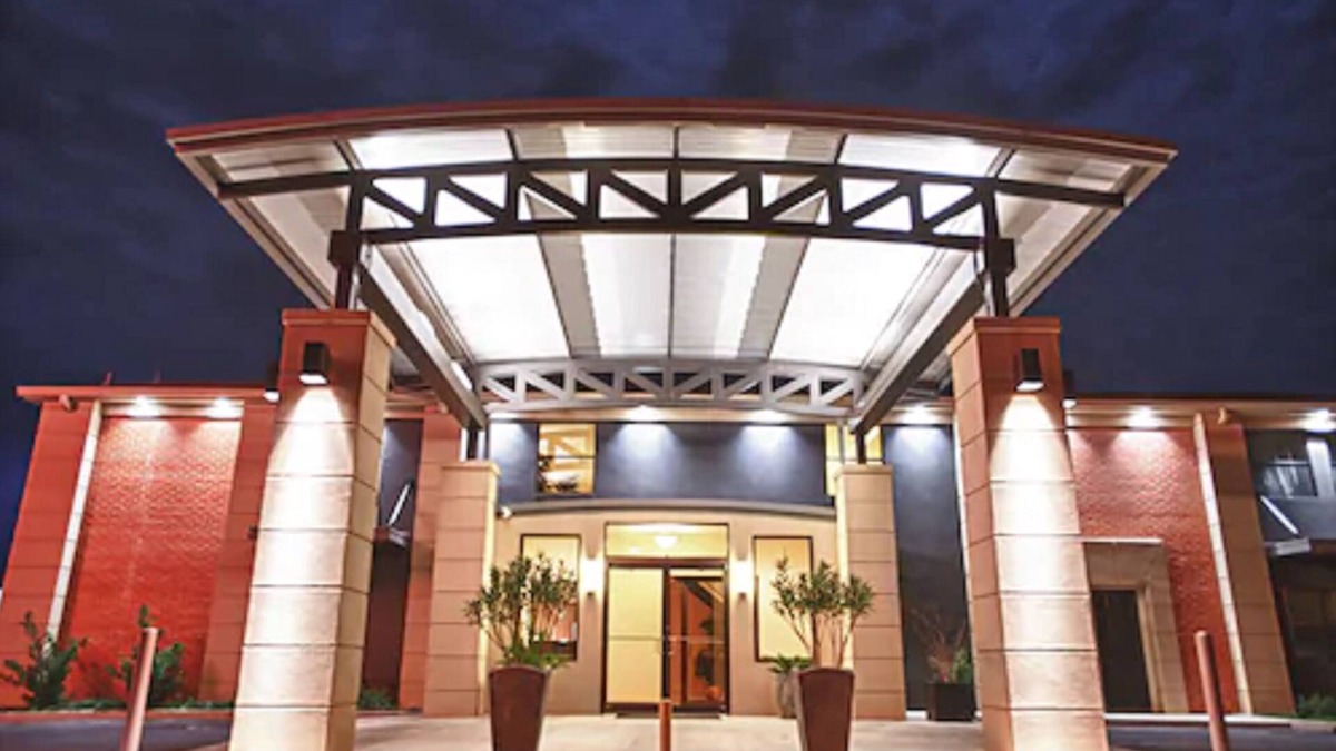 Tyler Hotel | 12 Oaks Hotel