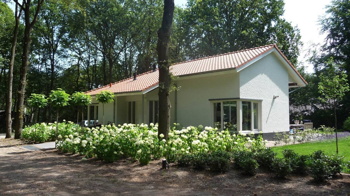 Uden House | 12 person detached country house with trampoline & Private outdoor hot tub