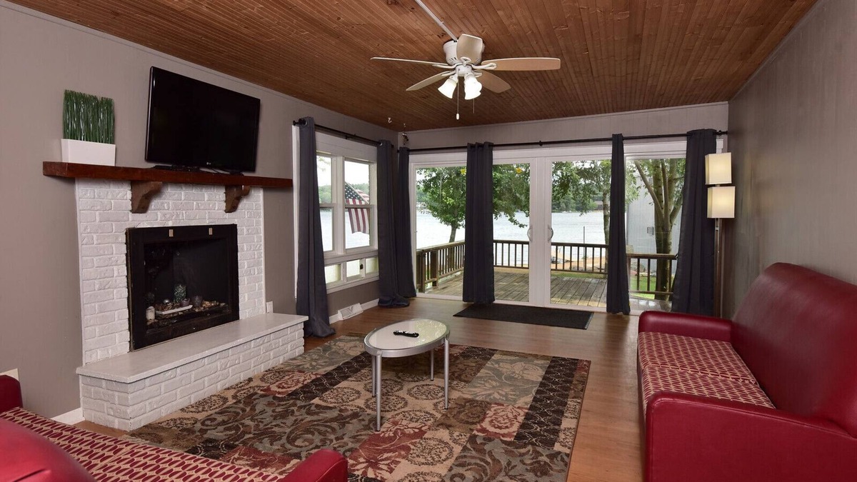 Lake Delton Villa | 12 person Villa located in the heart of Wisconsin Dells