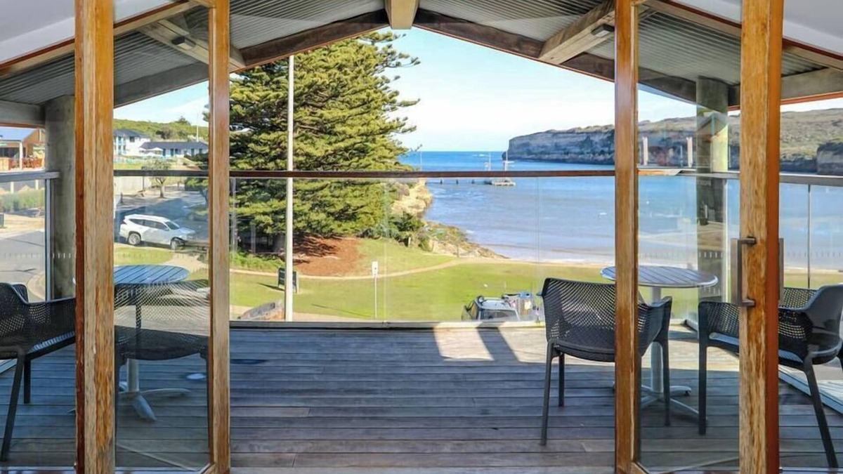 Port Campbell Apartment | 12 Rocks Beach View Loft. Central Port Campbell.