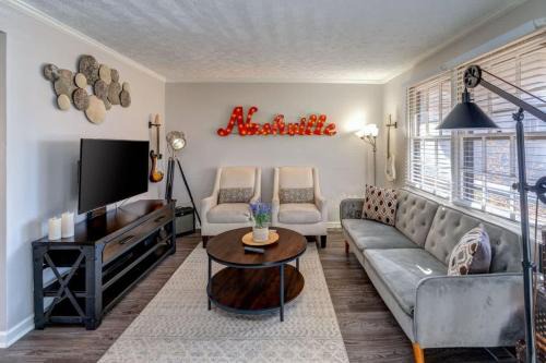 Melrose House | 12 South Home Close to Honky Tonks & Bars