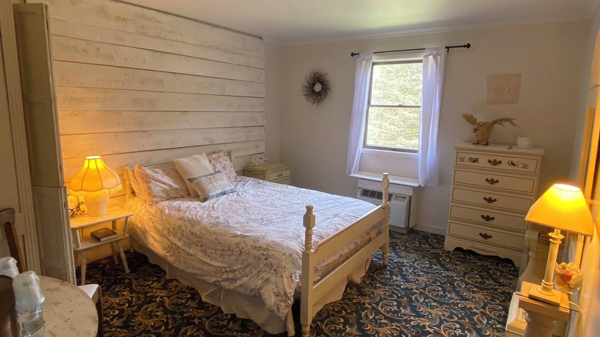 Cooksburg Apartment | 12-White Room