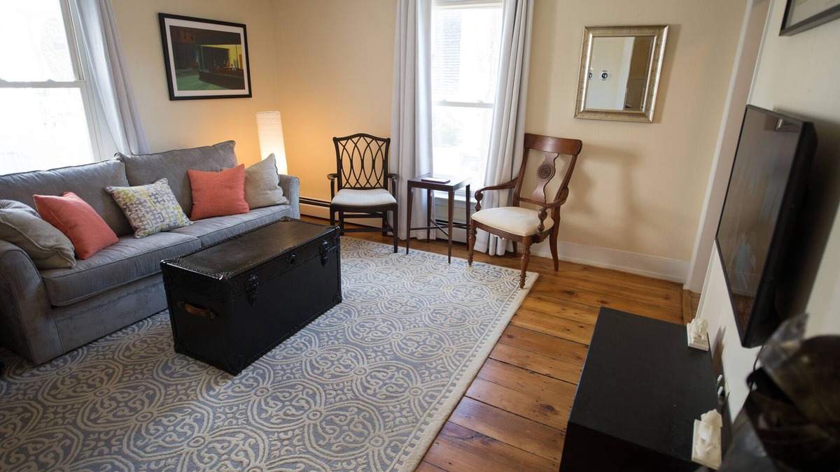 West End House | 1200 sq ft ♦ West End Townhouse ♦ Perfect Location