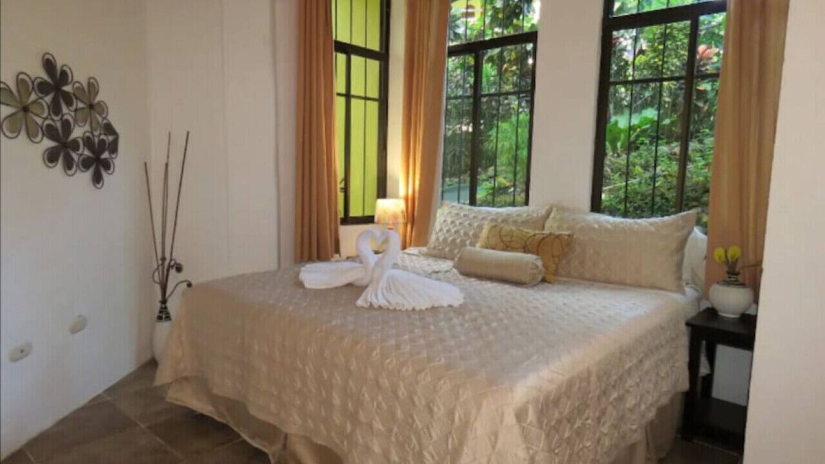 Valle Pura Vida Apartment | 1200sq/ft 1 King 1 Queen,A/C,Wi-Fi,Pool, BBQ,Gated