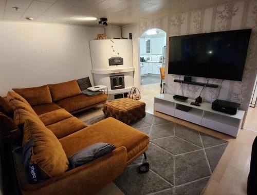 Seinajoki Apartment | 120n Villa Hietala paritalo, 1-8henkilön LUXUS majoitus, 3x160cm jenkkisängyt Löhösohvat, iso takaterassi, täyd keittiö Kodink, laatu sauna, Takka, Tv 75" x2, 2wc, autokatos, avainboxi koodilla, itsekirjaus 24h, wifi ja 500mb kuitunetti, kuivaava pesukone