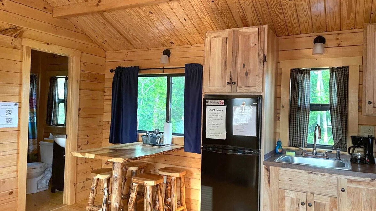Logan Cabin | 122) Xantus Log Cabin. Close to Hocking Hills State Park and more!