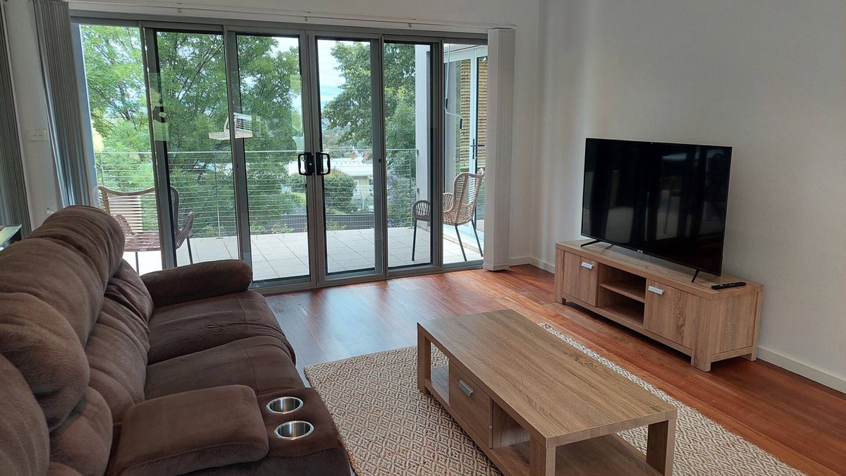 East Tamworth House | "123 Fitzroy" 4 B/room townhouse overlooking East!