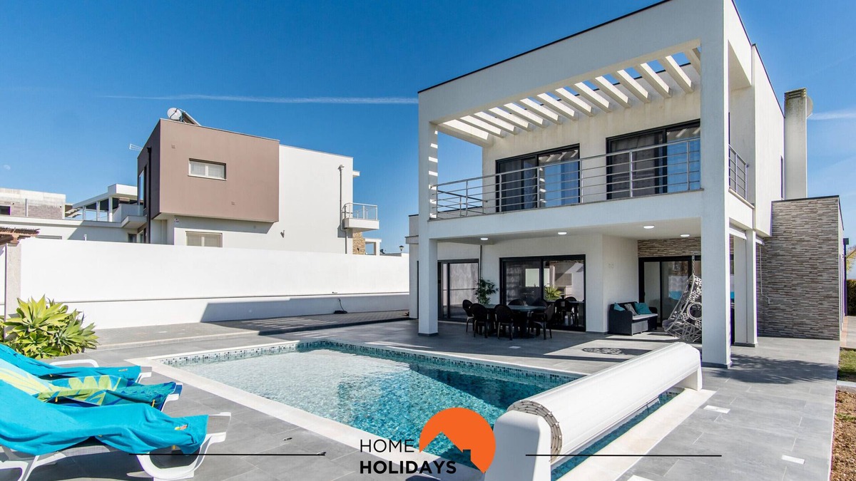 Monte Raposo Villa | #125 Alcantarilha Villa by Home Holidays