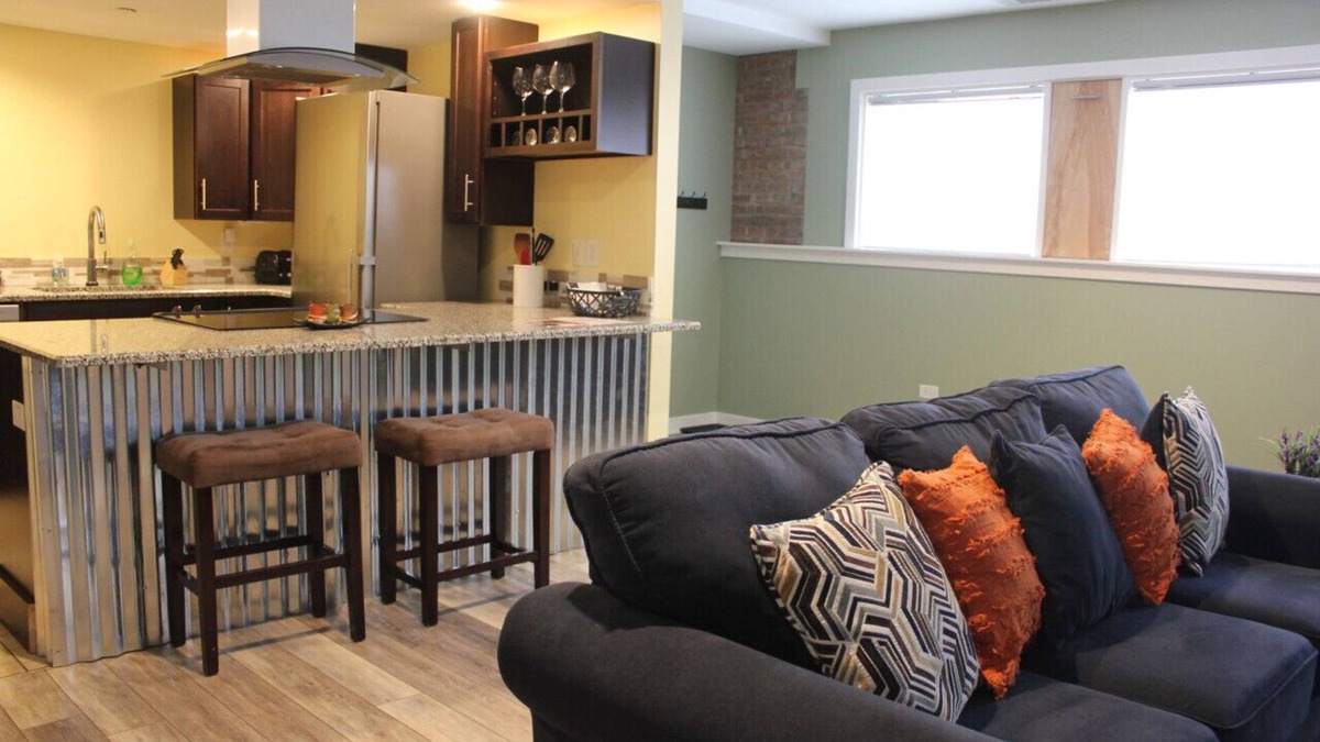 Vine Apartment | 125 Cedar 1 · Apartment in Kalamazoo + WI-Fi + Garage + Laundry