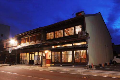 Komatsu Bed & Breakfast | 125 m² Bed and breakfast ∙ 3 bedrooms ∙ 14 guests