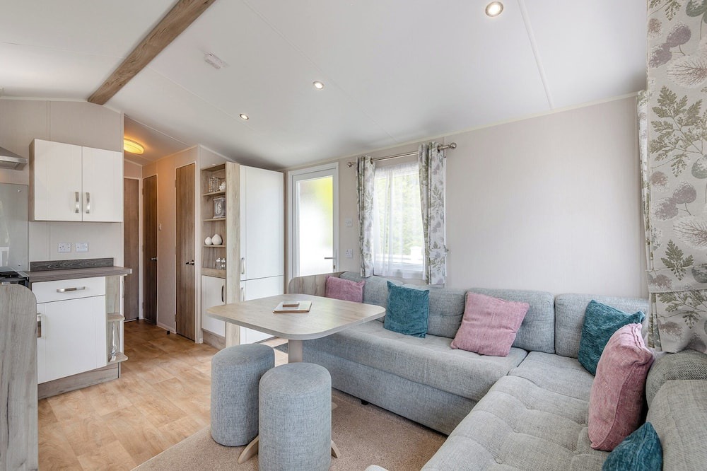 Westmarsh House | 12ft-wide caravan ideal for small families with one double and one twin.