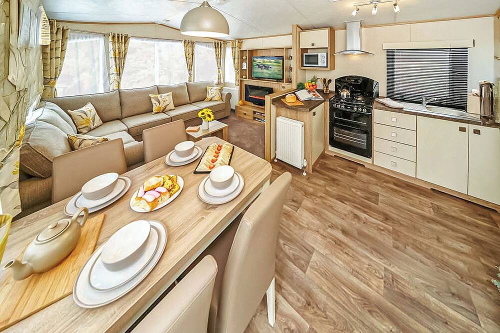 Wigton House | 12ft-wide caravan with one double and two twin.