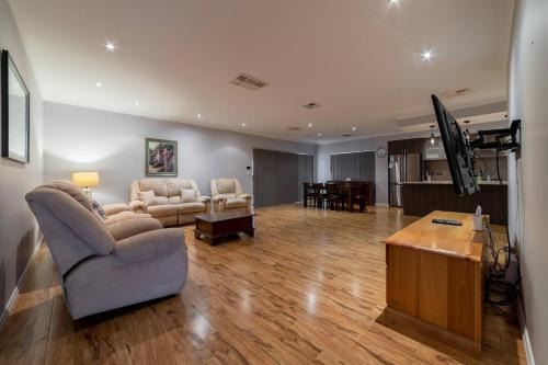 Brabham House | 13 Home Close To Swan Valley In Brabham