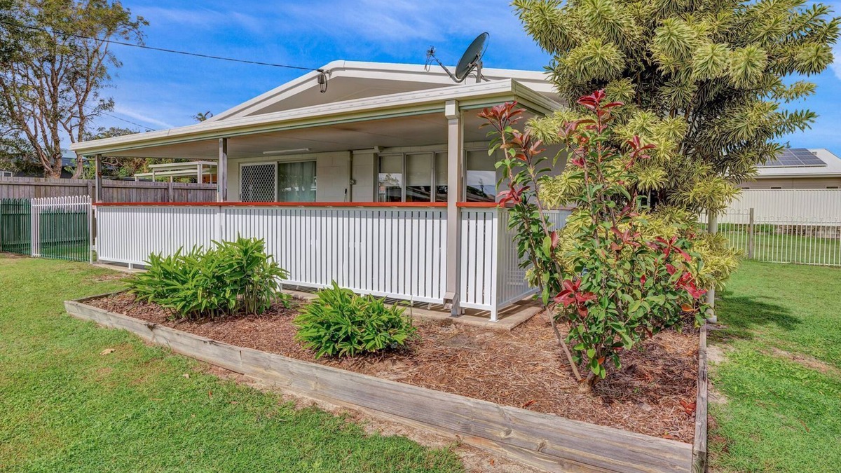 Rainbow Beach House | 13 Indigo Avenue - 'Indigo Sands' - Rainbow Beach. Beds made for arrival. Close to beach
