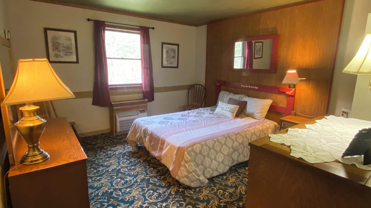 Cooksburg Apartment | 13-Kiss Me Goodnight Room