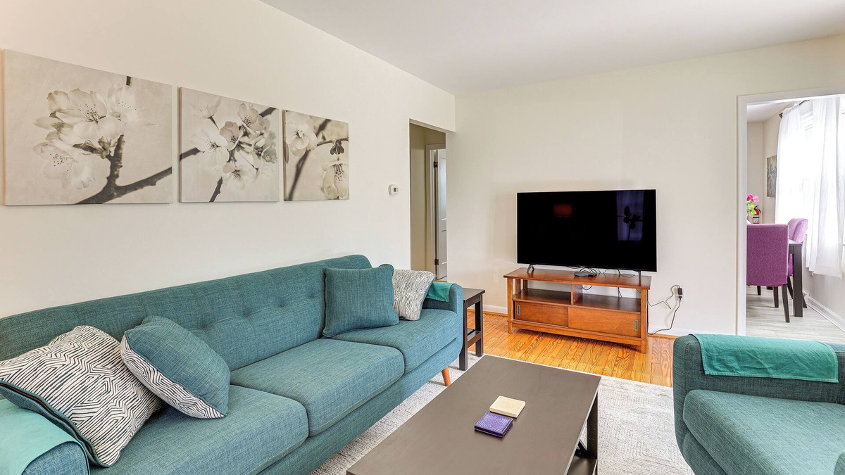 Middle River House | 13 Mi to Downtown Baltimore: Quiet Home w/Porch
