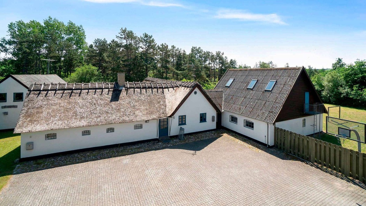 Hoeve Strand House | 13-room holiday home, 500 m to the beach