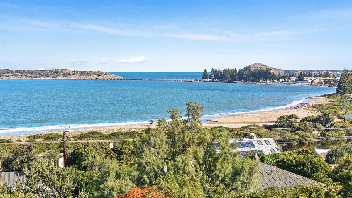 McCracken House | 13 The Crescent - Ocean Views - Wi-Fi