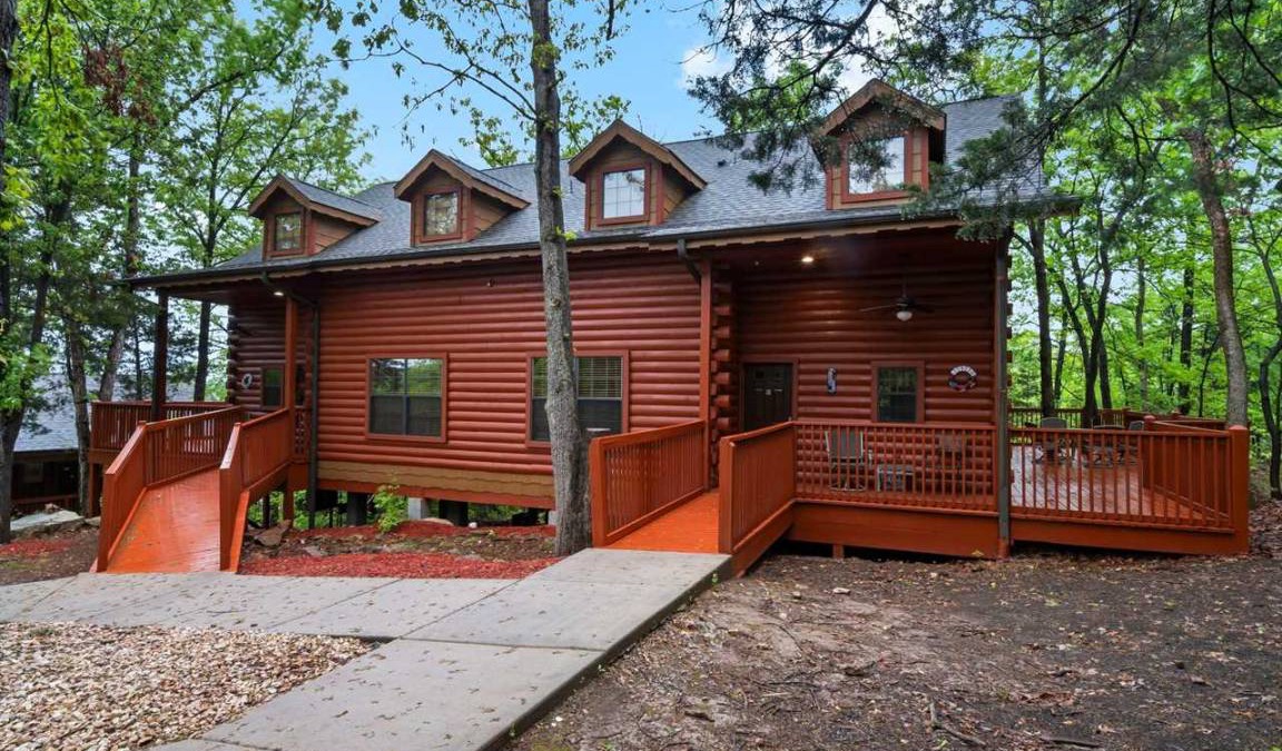Branson Theater District Cabin | 132 m² Cabin ∙ 3 bedrooms ∙ 6 guests