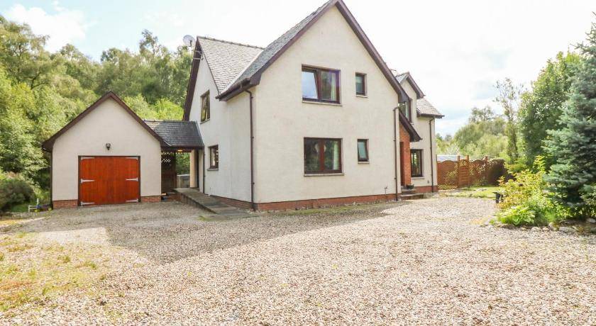 Roybridge House | 130 m² House ∙ 3 bedrooms ∙ 6 guests