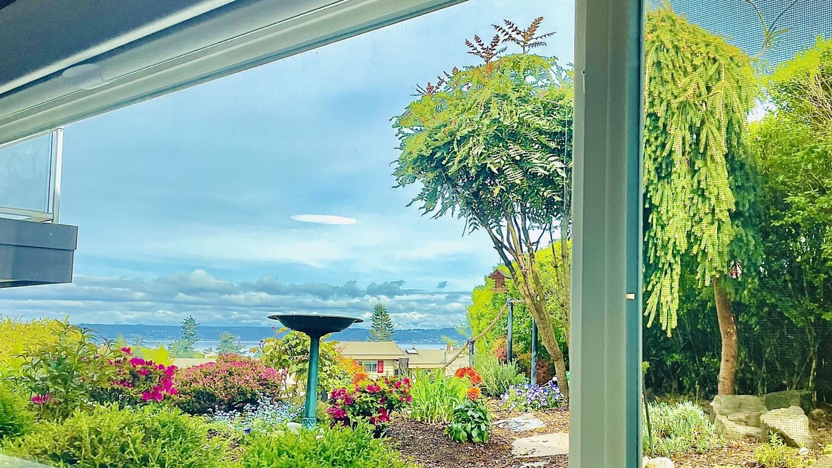 Federal Way House | 1300sft Retreat w/Sound View, Garden & Privacy