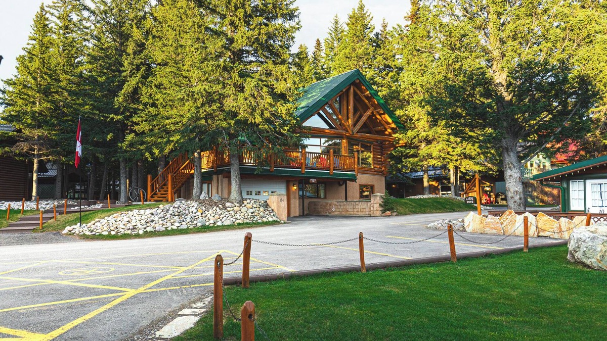 Jasper East Cabin | #131 Three Bedroom Chalet