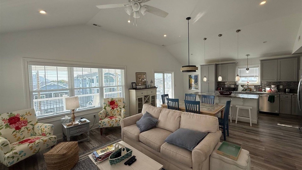 Wildwood Condo | 131 W Spicer Ave, Unit 2