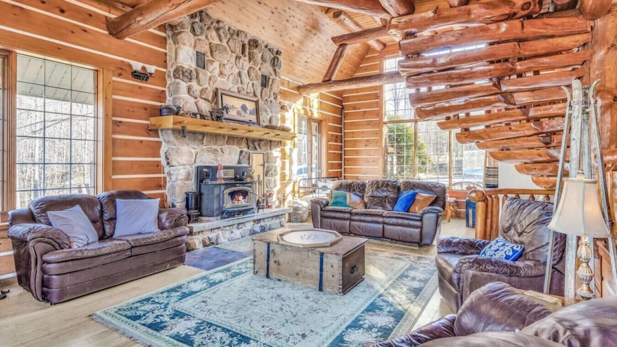 Arden House | 1315 Knight · Pinot Peak: Waterfront Log Cabin in Arden