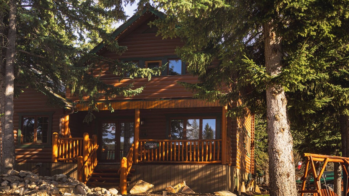 Jasper East Cabin | #132 Three Bedroom Chalet
