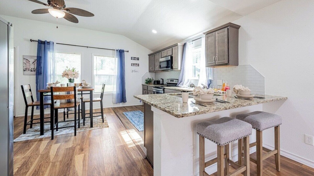 North Shore House | 13335 cozy 4BR Emporia Escape downtown