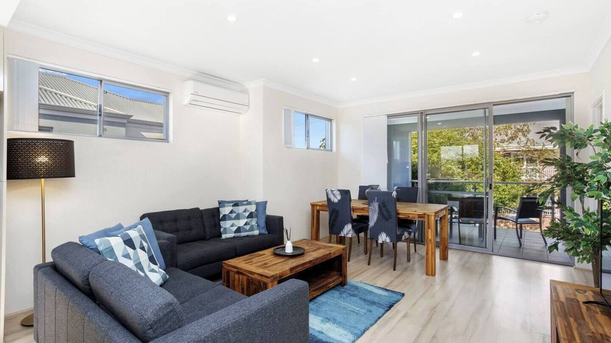 North Perth Apartment | 134 North Perth Nest high quality perfect location 4 people +parking