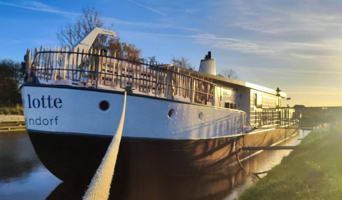 Otterndorf Boat Rental | 135 m² Houseboat ∙ 3 bedrooms ∙ 6 guests