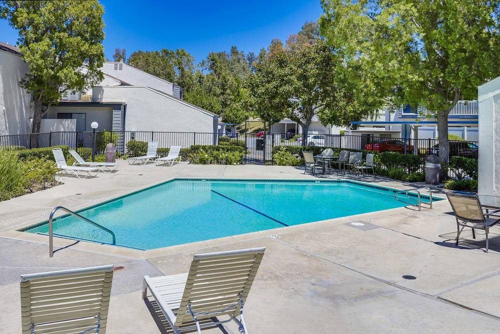 Anaheim Hills Condo | 139 m² Condo ∙ 2 bedrooms ∙ 1 guest