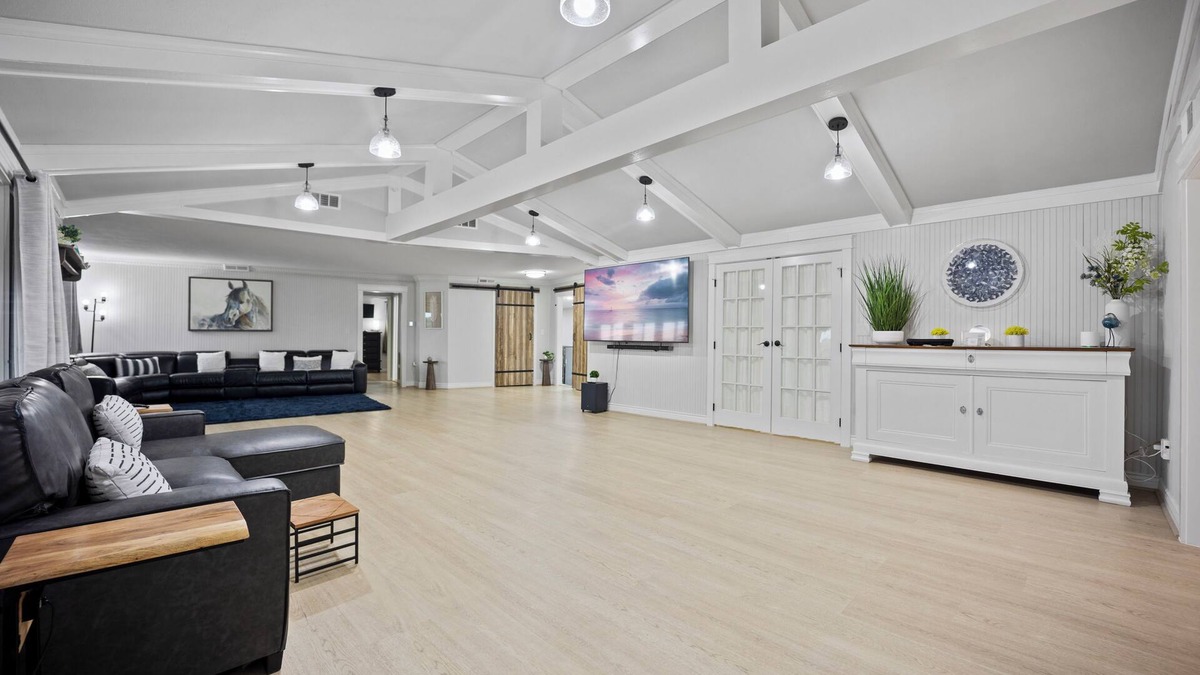 Liberty House | 13BR Private Retreat On Acreage + Near Liberty