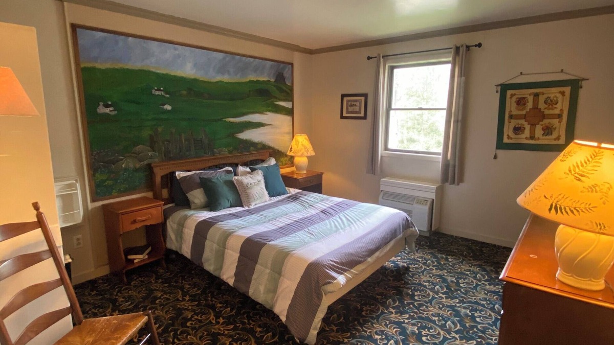 Cooksburg Apartment | 14-Irish Room