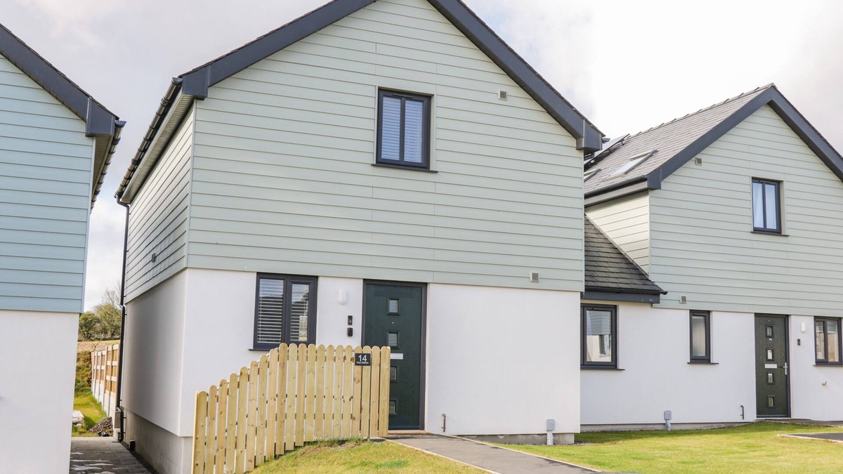 Brynteg Cottage | 14 PARC DELFRYN, pet friendly, with a garden in Benllech