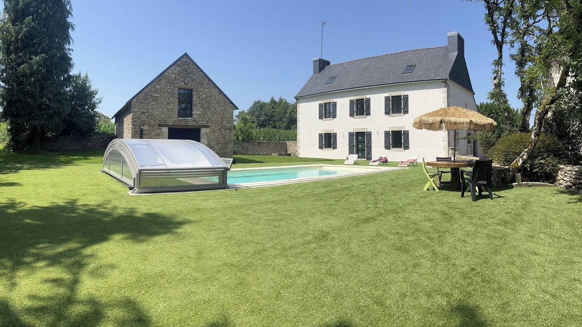 Tremeven House | 14 person vacation home with pool and spa 17 minutes from the beach
