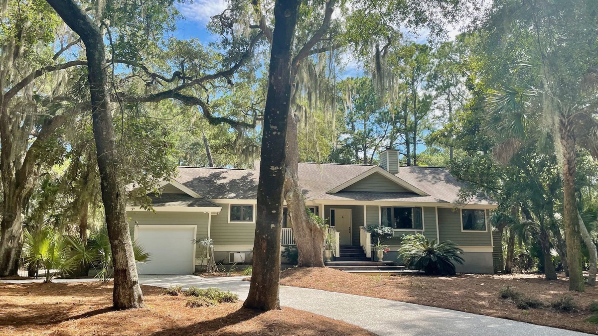 Vanderhorst Plantation House | 14 Sweetgrass Lane ~ Cozy 2 Bedroom Beach House with a Pool! Sleeps 4