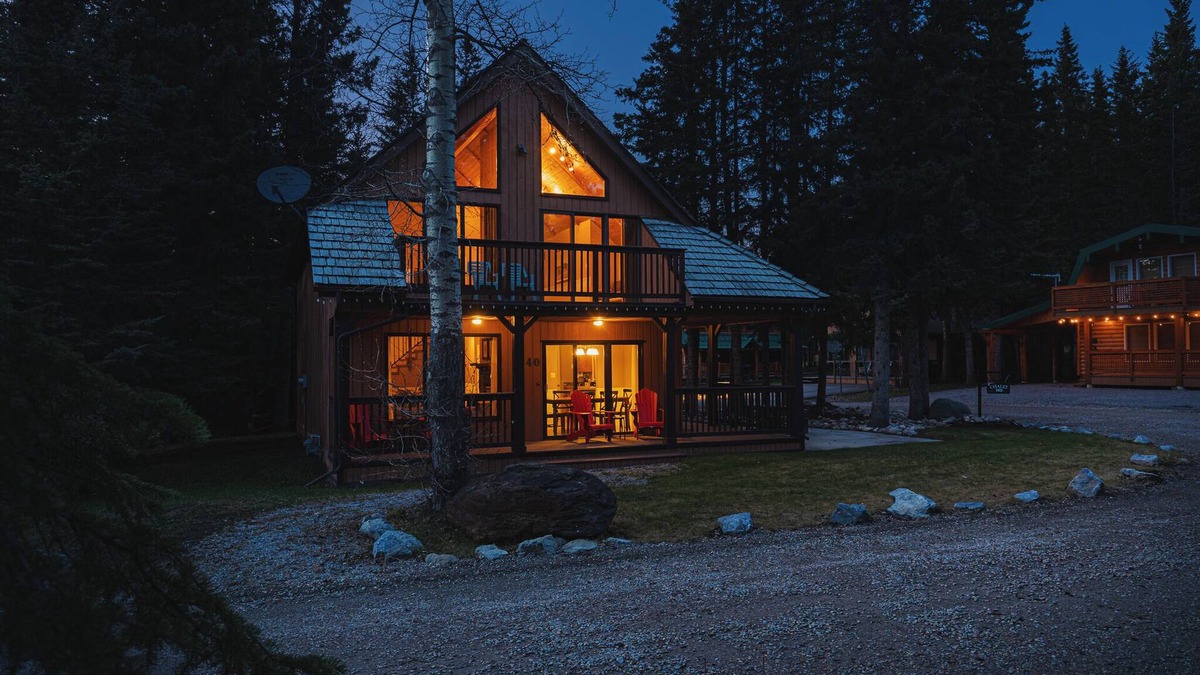 Jasper East Cabin | #140 Three Bedroom Chalet