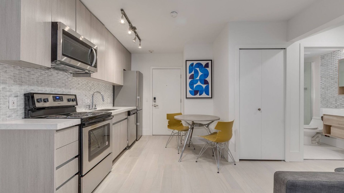 West End Apartment | 1425 Haro-Studio-Pet Friendly - Downtown Vancouver