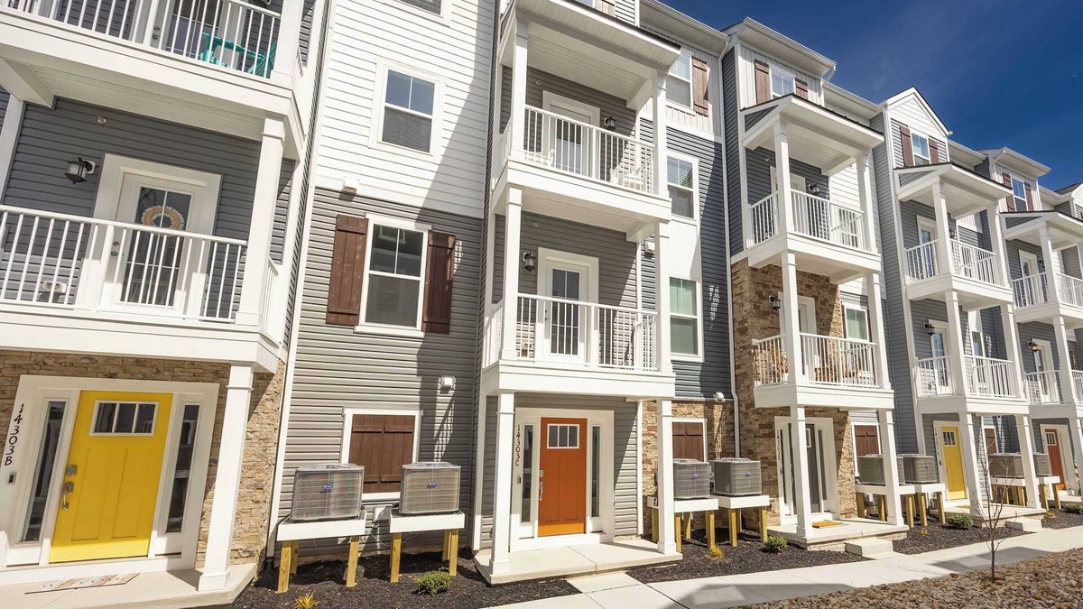 Caine Woods House | 143rd St. Large upscale Townhouse - Sleeps 8