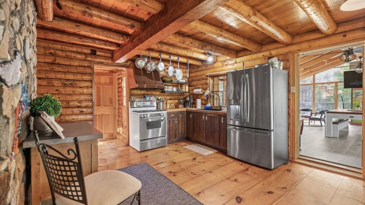 Alton Bay House | 14ft HOT TUB SPA,SLEEPS 10, nSAUNA, POOL/FOOSBALL/GAMES