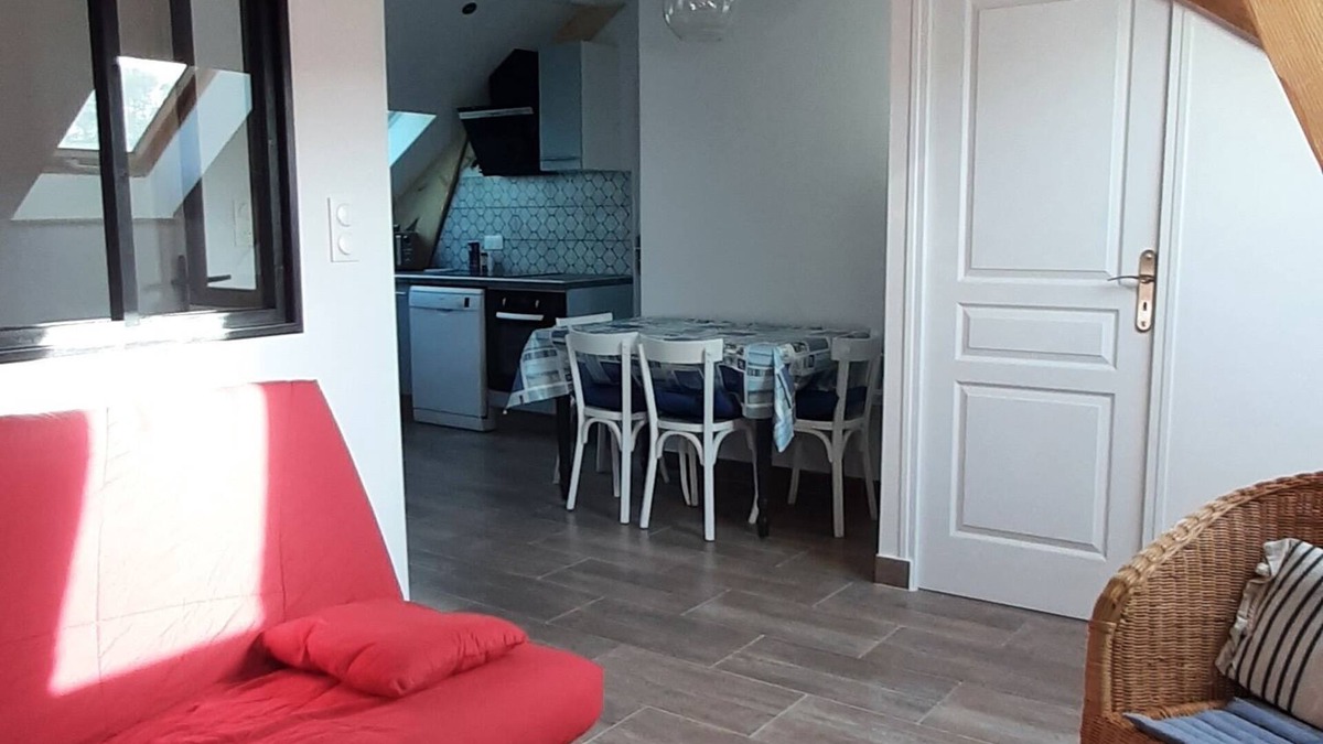 Ploneour-Lanvern Apartment | 14T cosy apartment with garden in former schoolchildren's playground 10 mins from beaches