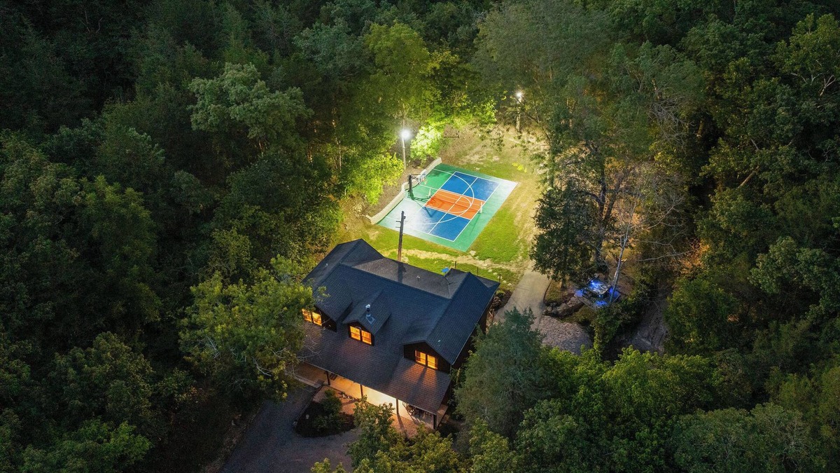 Omaha Cabin | 15 gated acres with Pickleball, Creek and hot tub!