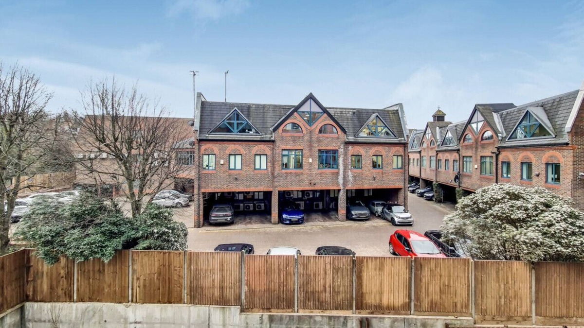 Harrow Apartment | 15 GW - Sara Suite - Lovely Deluxe Wembley Harrow Apartment