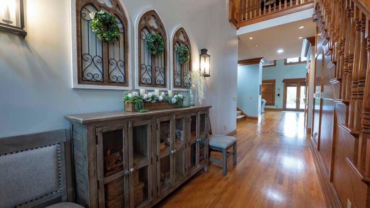 Speed House | 15 mi to KY Derby Churchill Downs! Lux Estate 6 BR 4b/2hb HEATED POOL, sleeps 14