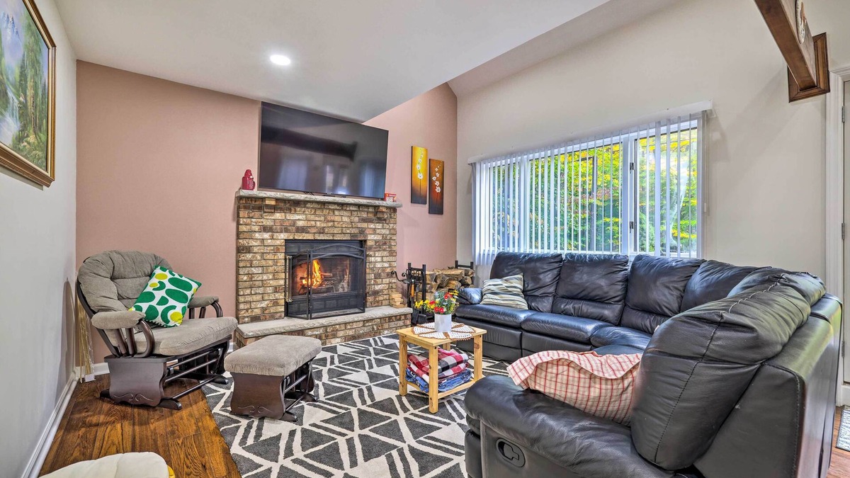 Tobyhanna Cottage | 15 Mi to Skiing: Charming Tobyhanna Cottage!