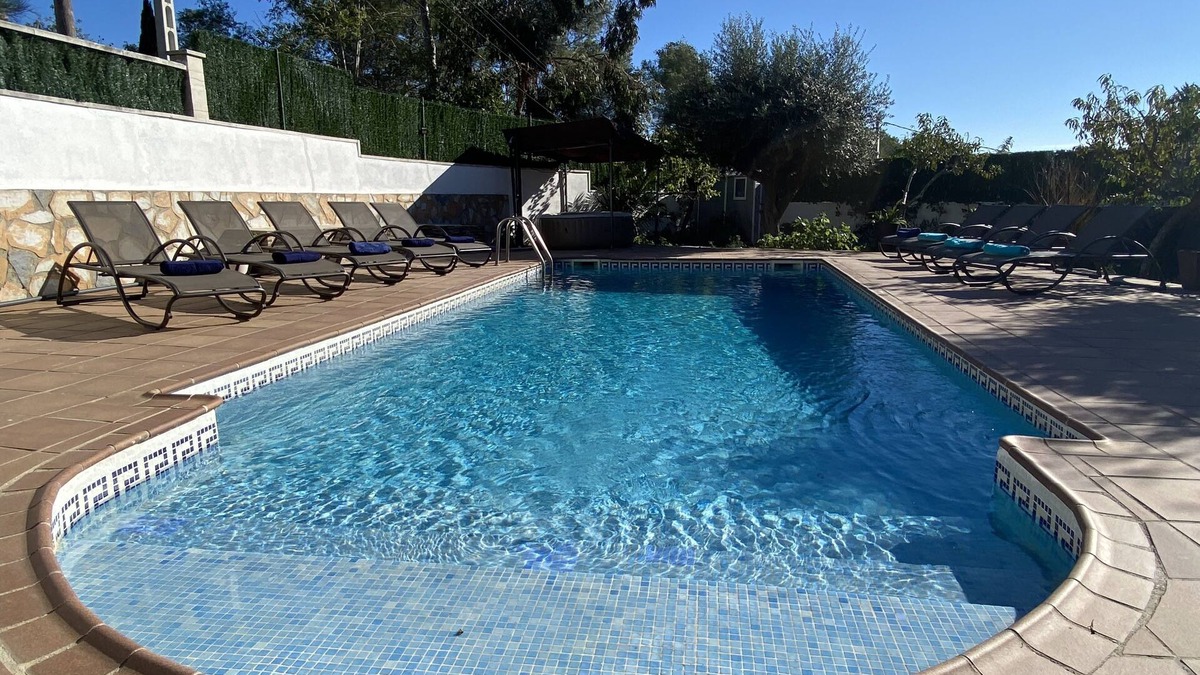 Sitges Villa | 15 min. drive/Sitges Villa Lluna Pool XXL A/C 16 people by Weekly Villas