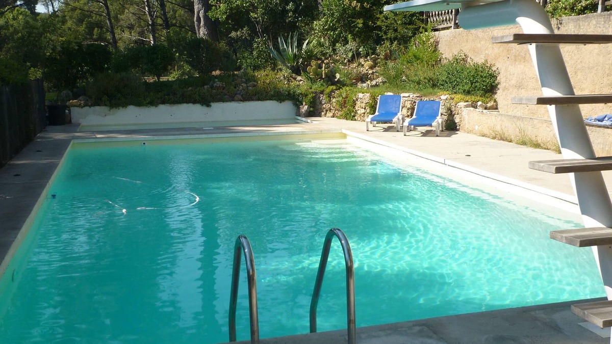 Roquevaire Apartment | 15 mins from Cassis, apartment in a Provencal country house