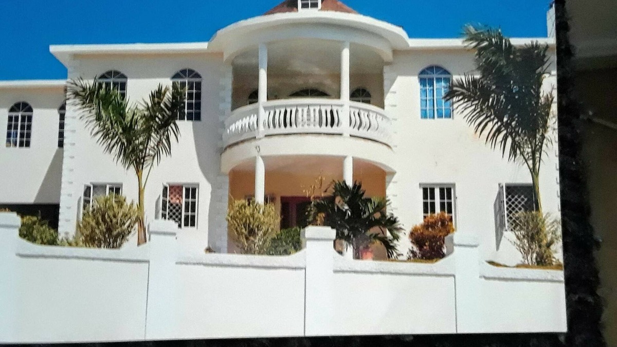 West Gate Hills House | 15 mins to airport. Entire 1st floor 2 bedrooms, 2 bathrooms Sleeps 4.No sharing